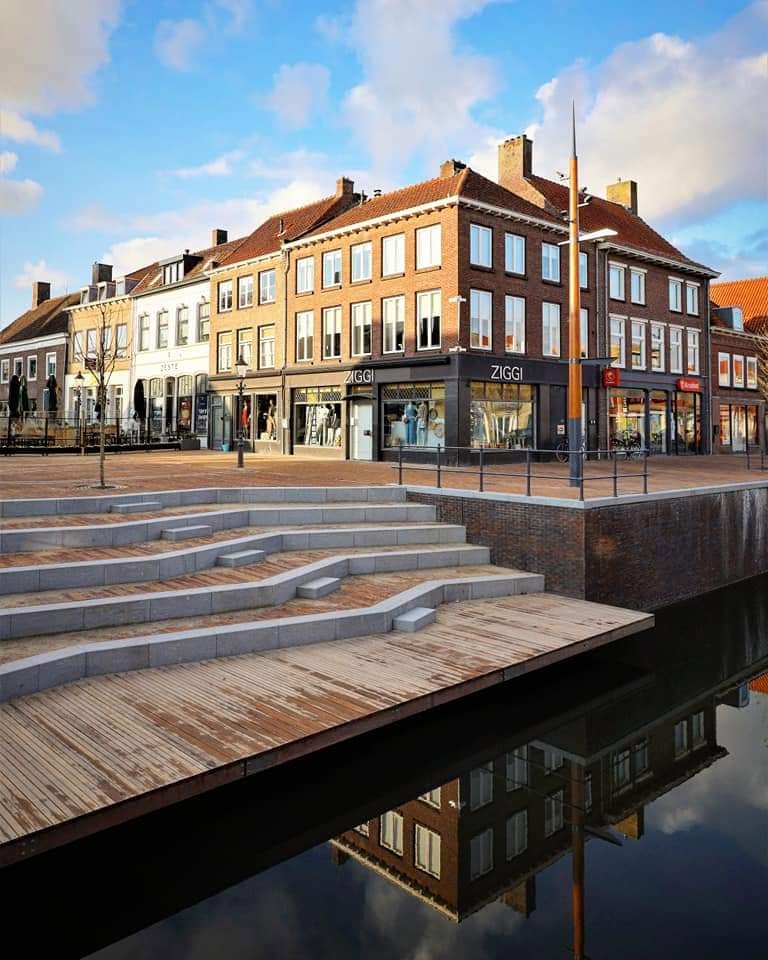 De Ziggi Fashion winkel aan de haven in het centrum van Zevenbergen