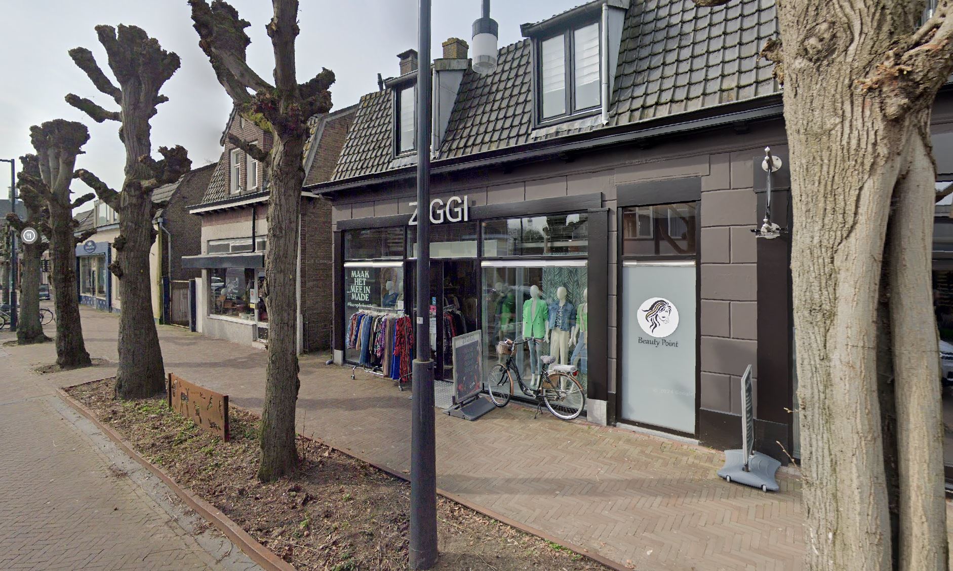 Gevel van de Ziggi Fashion winkel in Made met etalage en mannequins